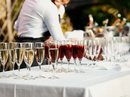 Profitez de conseils et de services pour un vin d’honneur parfait.